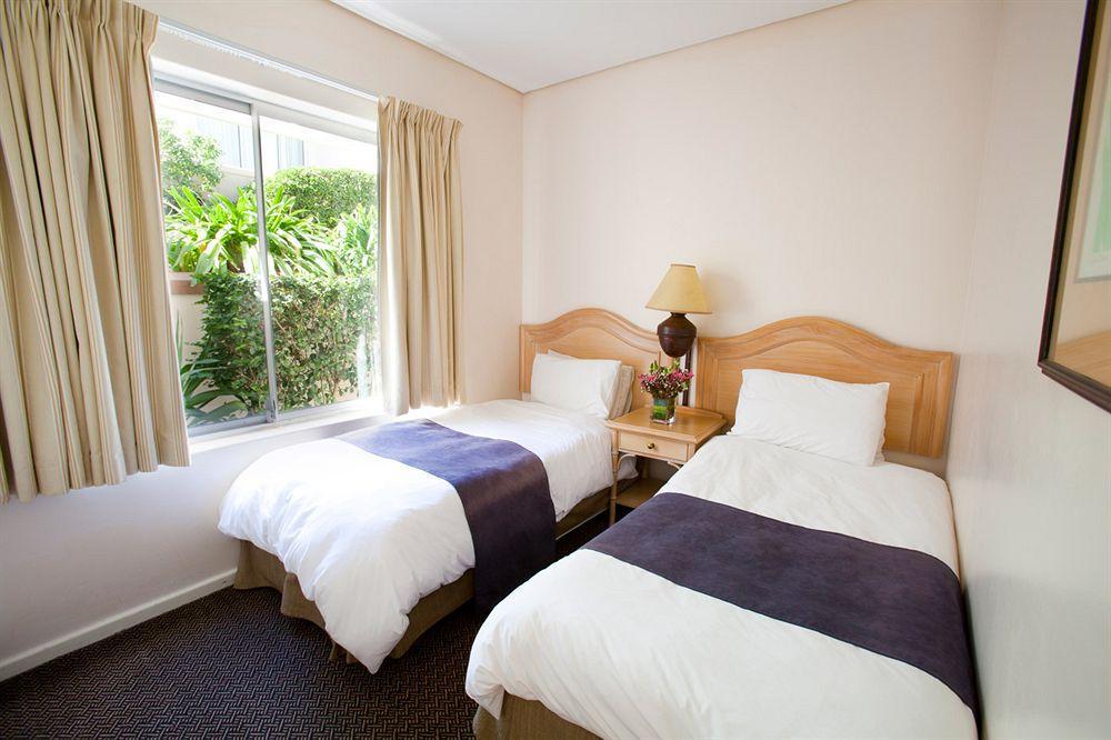 Dolphin Beach Hotel Self Catering Apartments Блаубергстранд Экстерьер фото