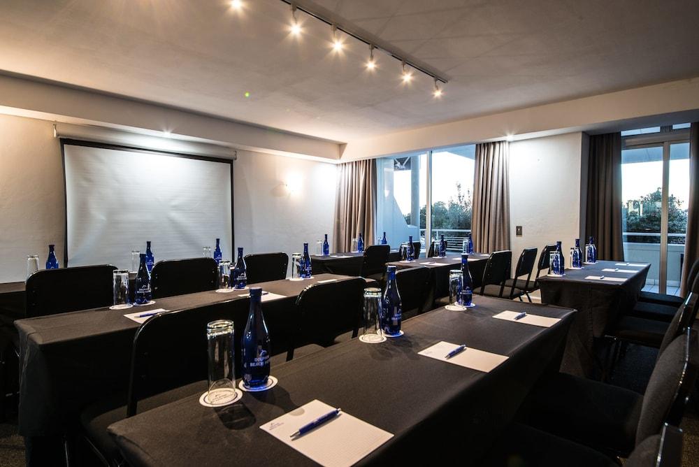 Dolphin Beach Hotel Self Catering Apartments Блаубергстранд Экстерьер фото