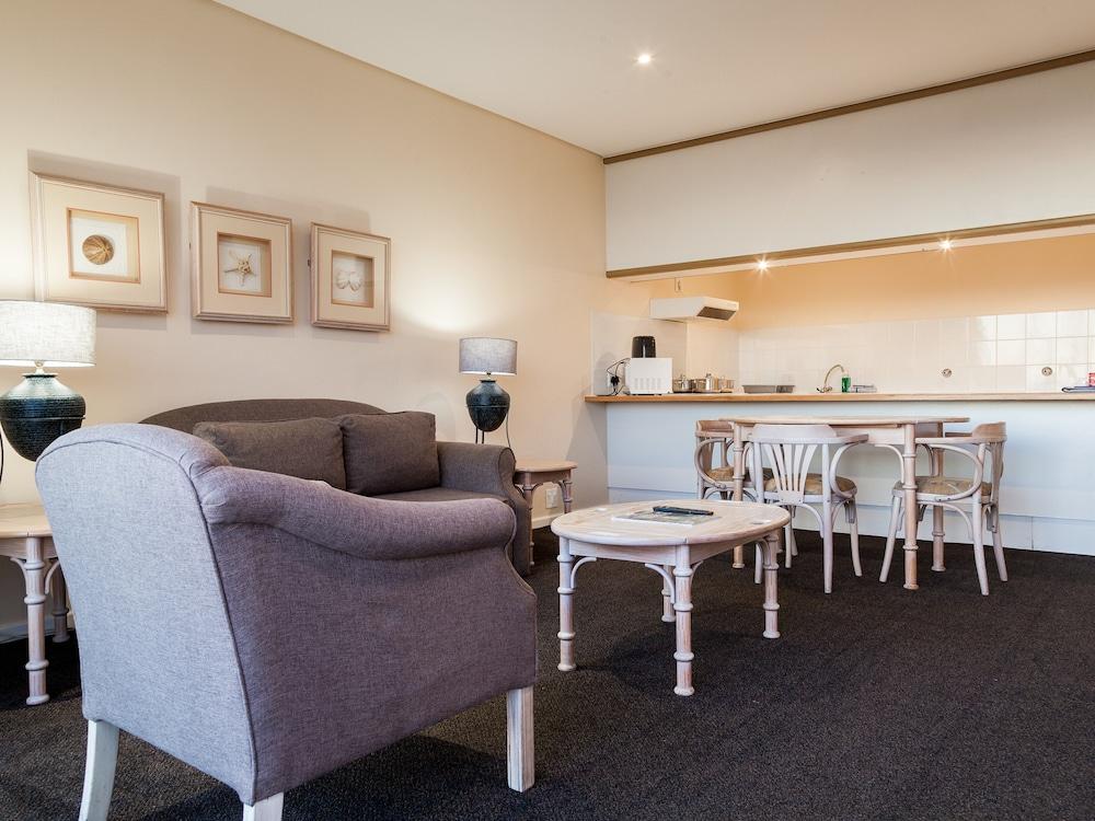 Dolphin Beach Hotel Self Catering Apartments Блаубергстранд Экстерьер фото