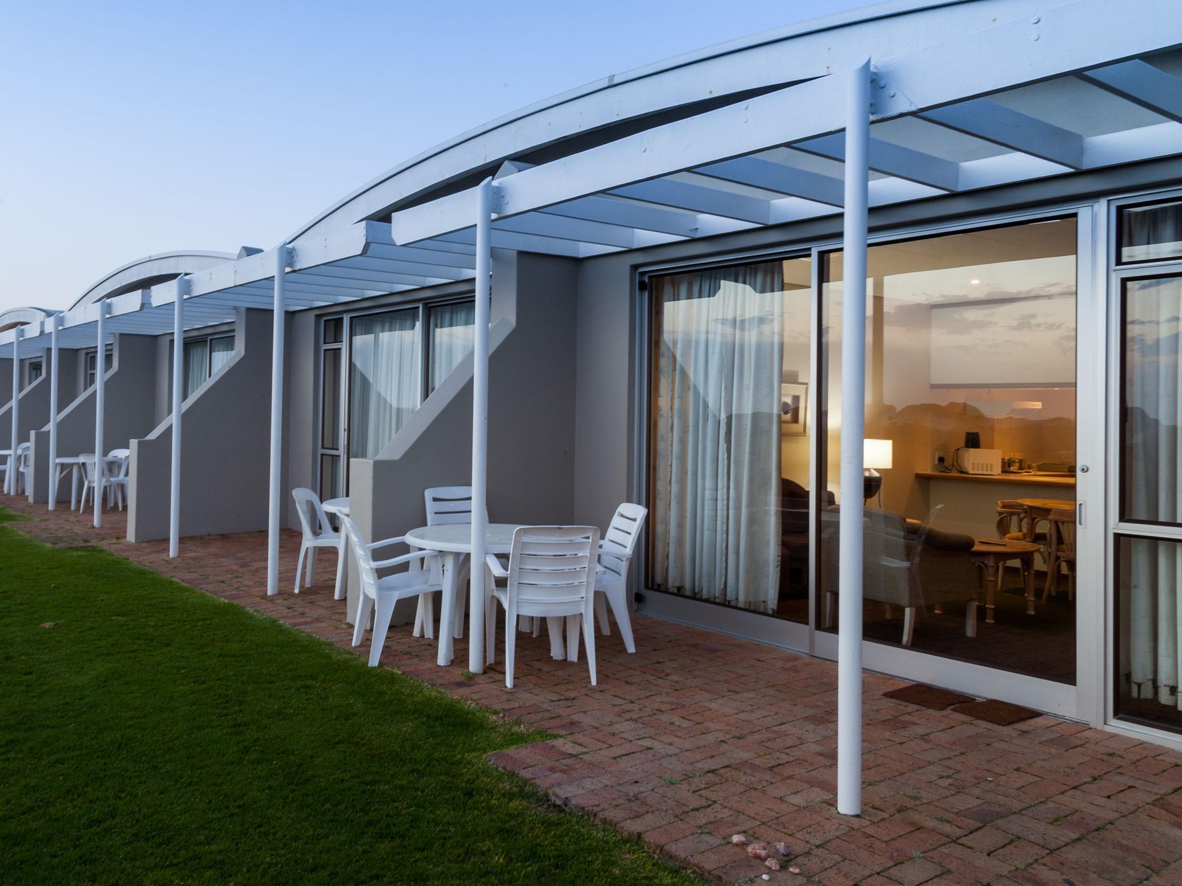 Dolphin Beach Hotel Self Catering Apartments Блаубергстранд Экстерьер фото