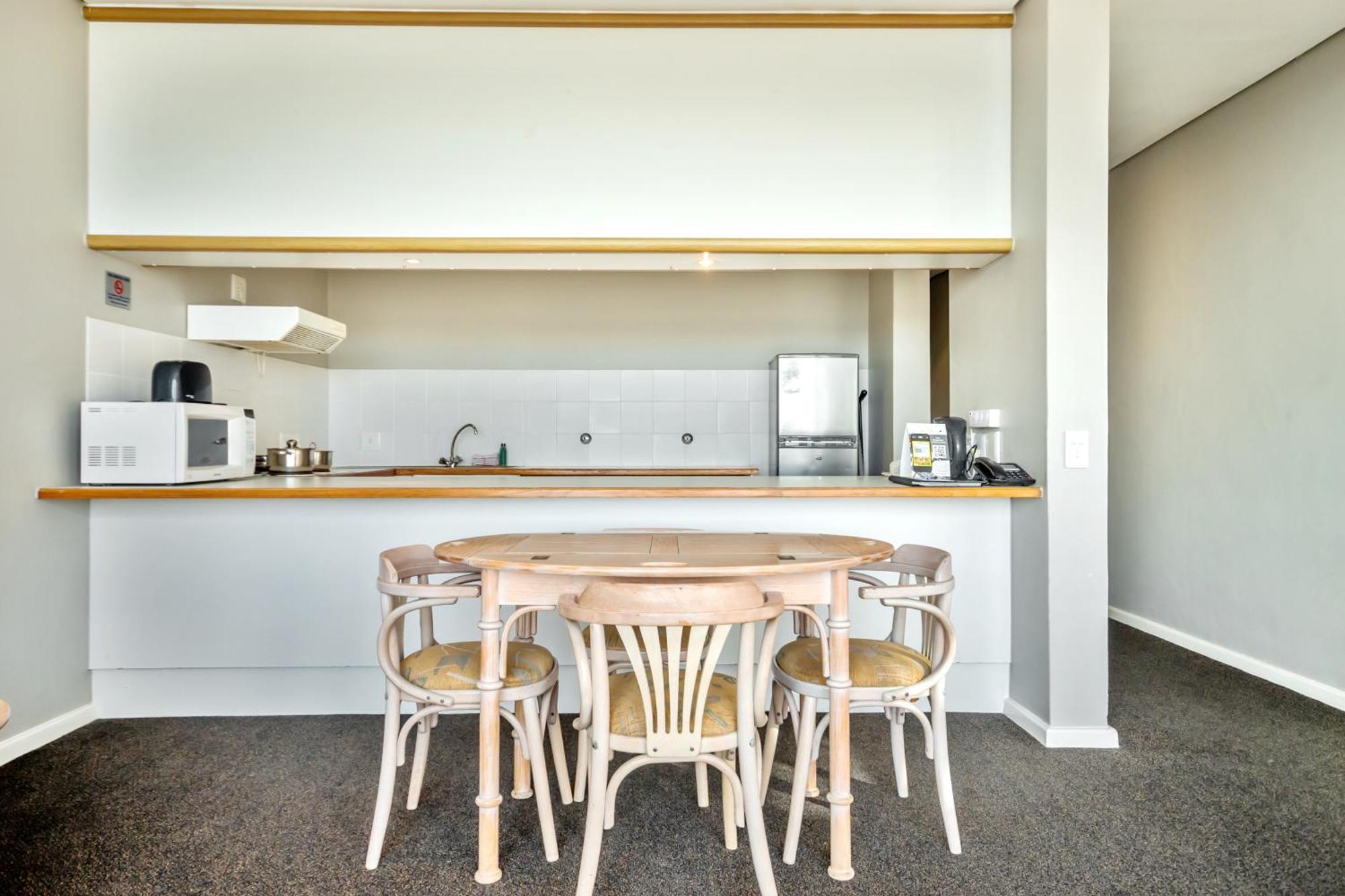 Dolphin Beach Hotel Self Catering Apartments Блаубергстранд Экстерьер фото