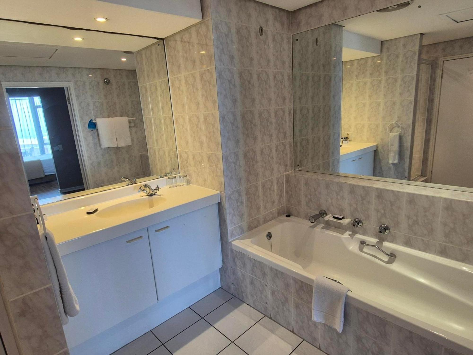 Dolphin Beach Hotel Self Catering Apartments Блаубергстранд Экстерьер фото