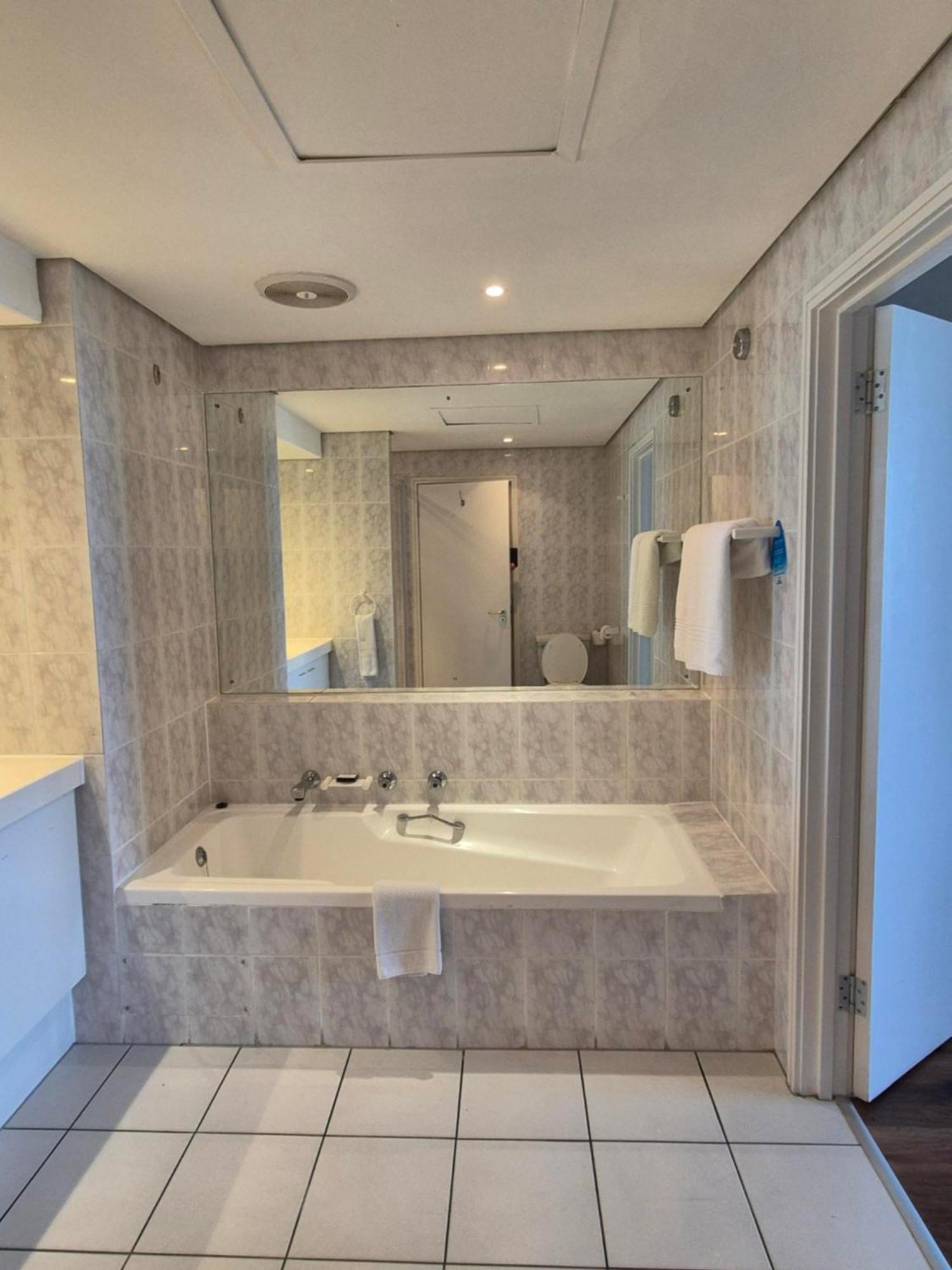 Dolphin Beach Hotel Self Catering Apartments Блаубергстранд Экстерьер фото
