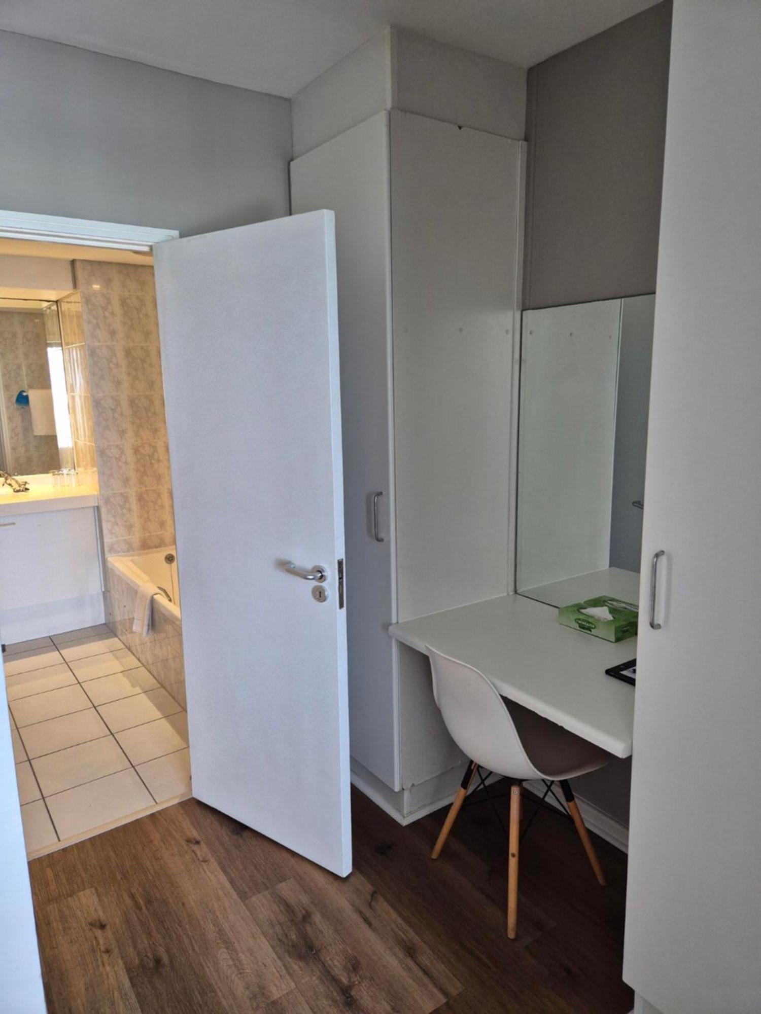 Dolphin Beach Hotel Self Catering Apartments Блаубергстранд Экстерьер фото